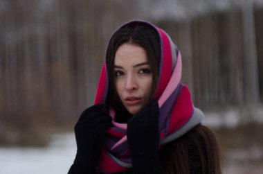 Parktaki güzel kız.