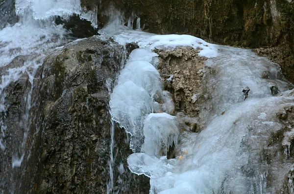 Красивая Зимняя Горная Вода — стоковое фото