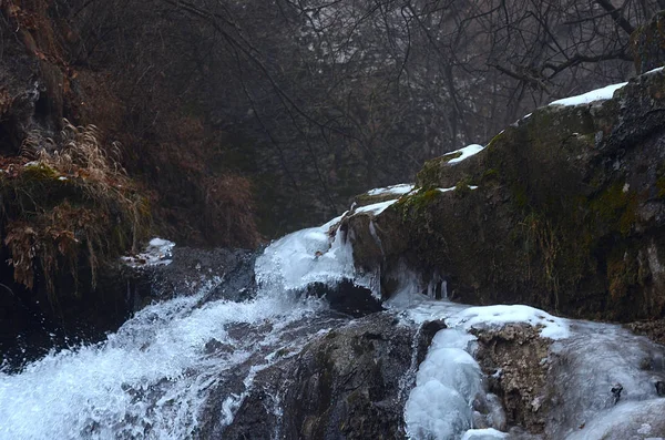 Schönes Winter Bergwasser — Stockfoto