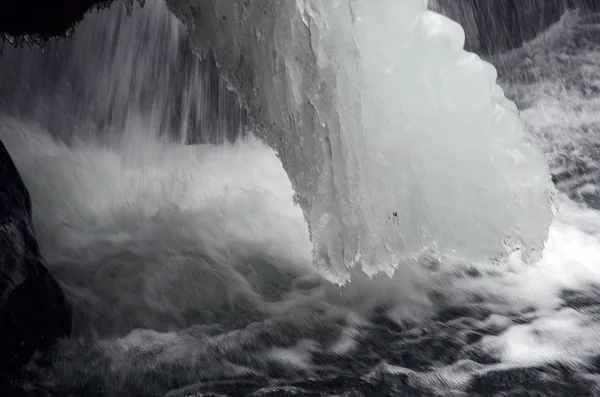 Bella Acqua Montagna Invernale — Foto Stock