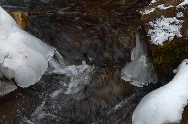 Bella Acqua Montagna Invernale — Foto Stock