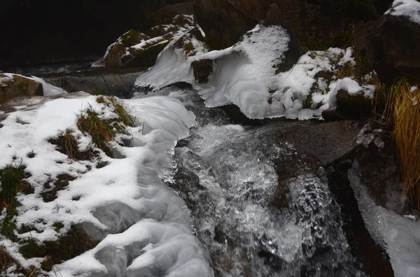 Красивая Зимняя Горная Вода — стоковое фото