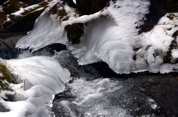 Bella Acqua Montagna Invernale — Foto Stock