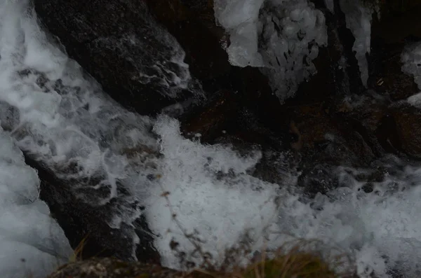 Bella Acqua Montagna Invernale — Foto Stock