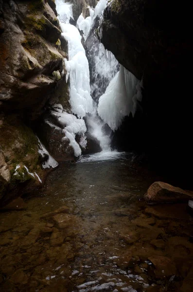 Bella Acqua Montagna Invernale — Foto Stock