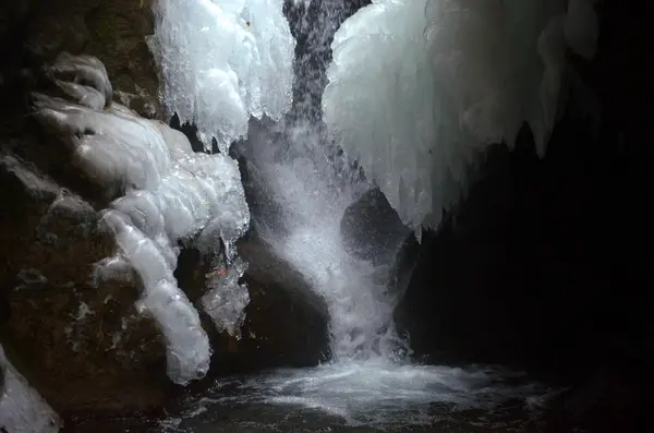 Bella Acqua Montagna Invernale — Foto Stock