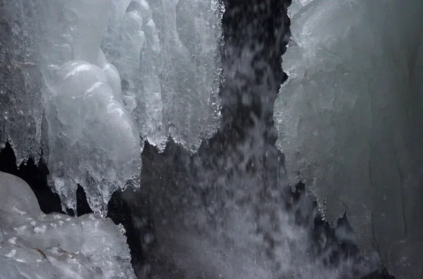 Красивая Зимняя Горная Вода — стоковое фото