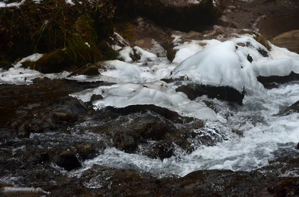 Bella Acqua Montagna Invernale — Foto Stock