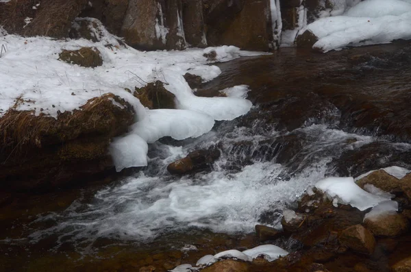 Bella Acqua Montagna Invernale — Foto Stock