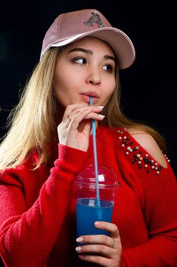 Stüdyoda bir kokteyl ile bir kız portresi