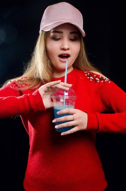 Stüdyoda bir kokteyl ile bir kız portresi