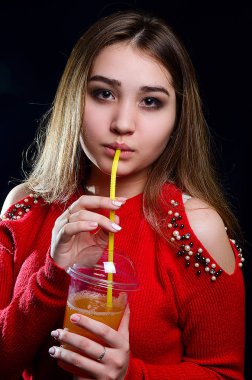 Stüdyoda bir kokteyl ile bir kız portresi