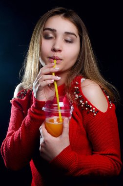 Stüdyoda bir kokteyl ile bir kız portresi