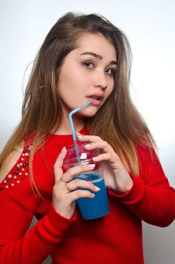 Stüdyoda bir kokteyl ile bir kız portresi