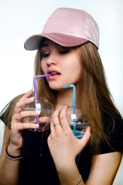 Stüdyoda bir kokteyl ile bir kız portresi