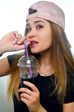 Stüdyoda bir kokteyl ile bir kız portresi