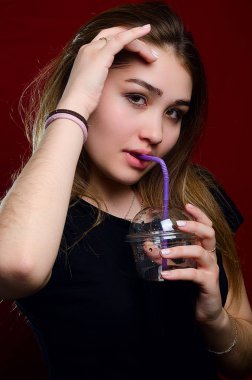 Stüdyoda bir kokteyl ile bir kız portresi