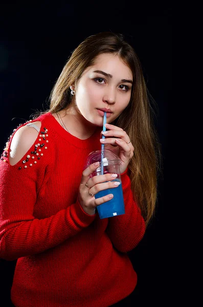 Retrato Uma Menina Com Coquetel Estúdio — Fotografia de Stock