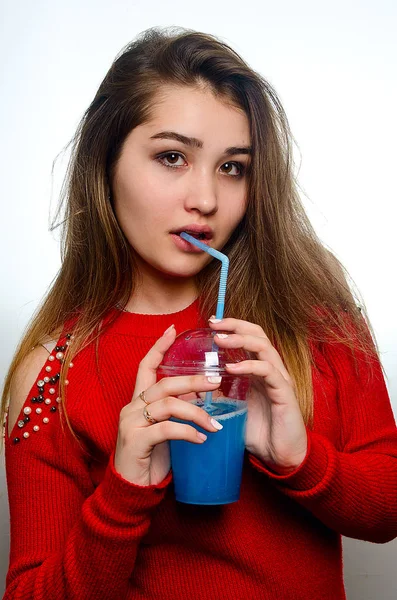 Portrait Une Fille Avec Cocktail Dans Studio — Photo