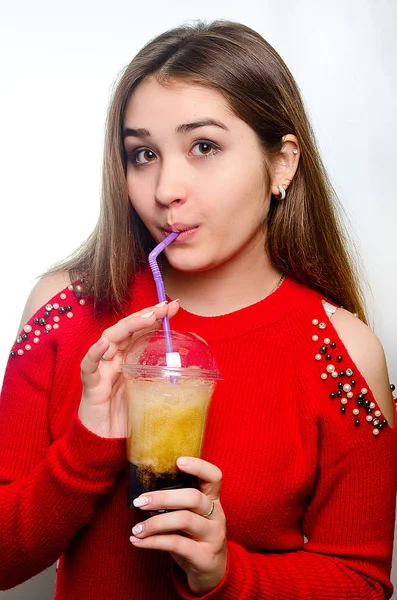 Retrato Uma Menina Com Coquetel Estúdio — Fotografia de Stock