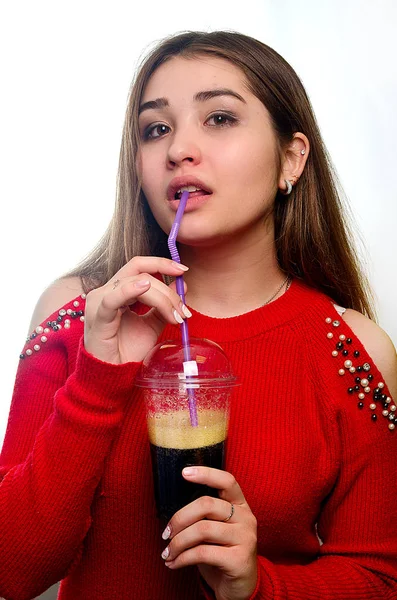 Retrato Uma Menina Com Coquetel Estúdio — Fotografia de Stock