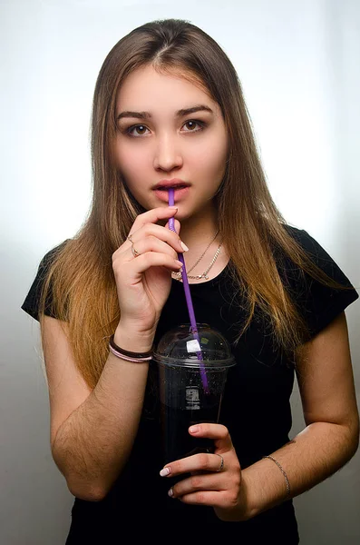 Ritratto Una Ragazza Con Cocktail Nello Studio — Foto Stock