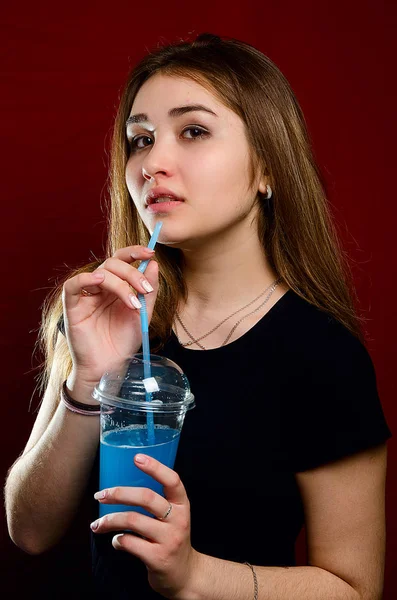 Retrato Uma Menina Com Coquetel Estúdio — Fotografia de Stock