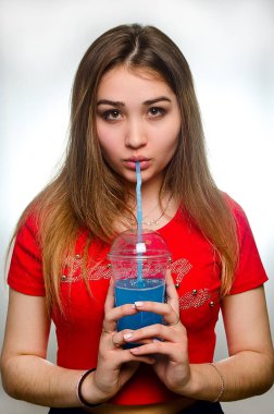 Stüdyoda bir kokteyl ile bir kız portresi