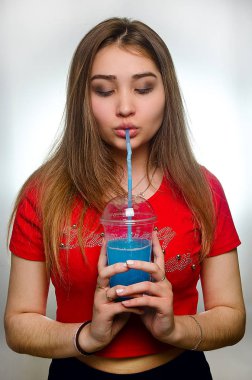 Stüdyoda bir kokteyl ile bir kız portresi