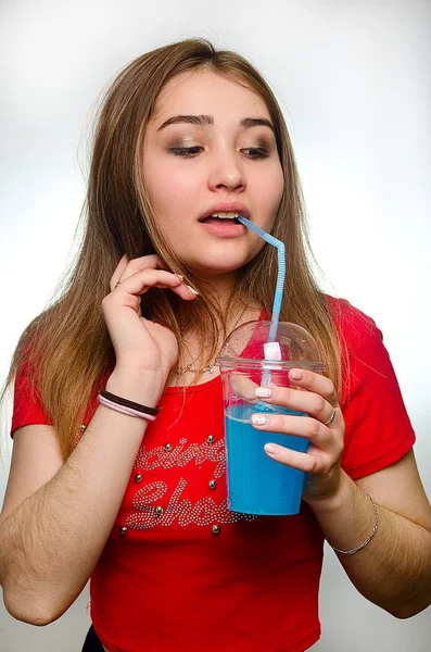 Retrato Uma Menina Com Coquetel Estúdio — Fotografia de Stock