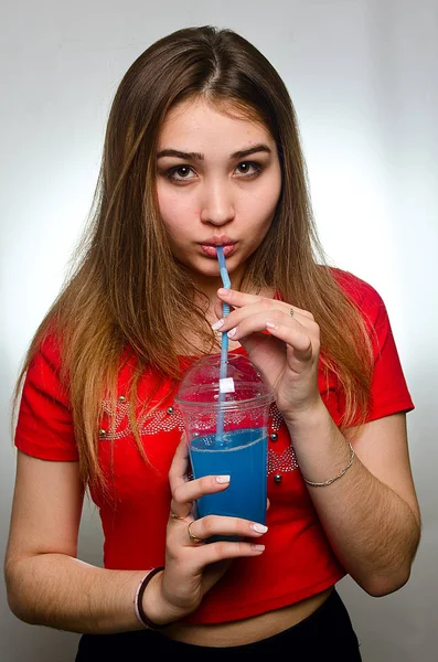 Retrato Uma Menina Com Coquetel Estúdio — Fotografia de Stock