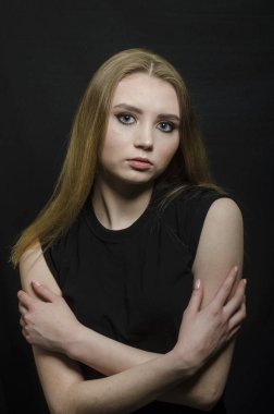 Stüdyoda bir t-shirt güzel kız