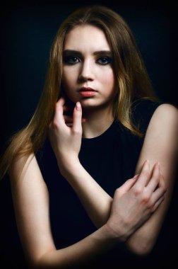 Stüdyoda bir t-shirt güzel kız