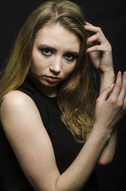 Stüdyoda bir t-shirt güzel kız