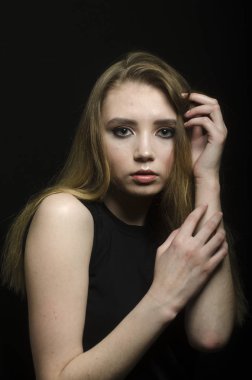 Stüdyoda bir t-shirt güzel kız