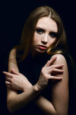 Stüdyoda bir t-shirt güzel kız