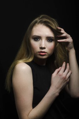 Stüdyoda bir t-shirt güzel kız