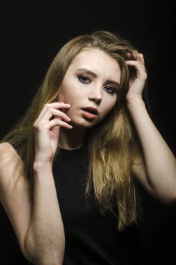 Stüdyoda bir t-shirt güzel kız