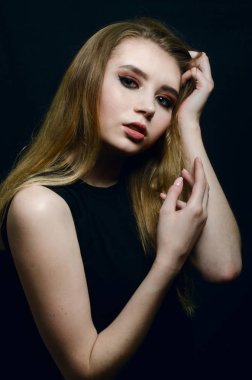 Stüdyoda bir t-shirt güzel kız