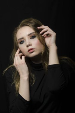 Stüdyoda bir t-shirt güzel kız