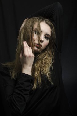 Stüdyoda bir t-shirt güzel kız