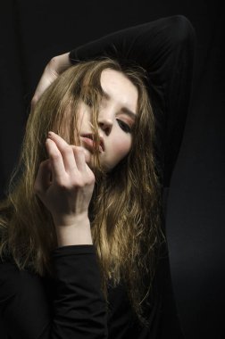 Stüdyoda bir t-shirt güzel kız