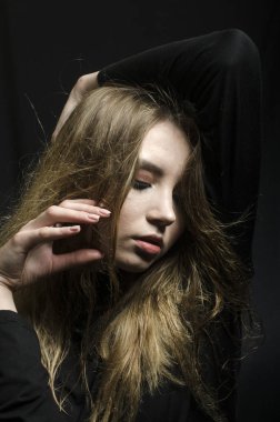 Stüdyoda bir t-shirt güzel kız