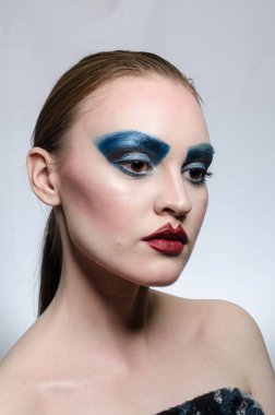 Stüdyoda makyaj güzel kız