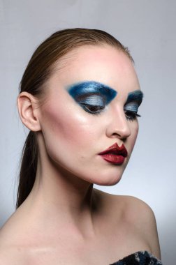 Stüdyoda makyaj güzel kız