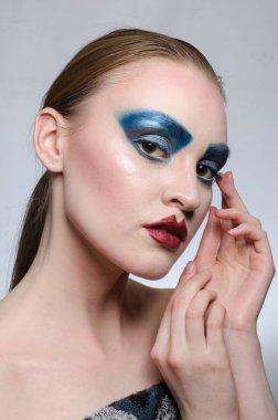 Stüdyoda makyaj güzel kız