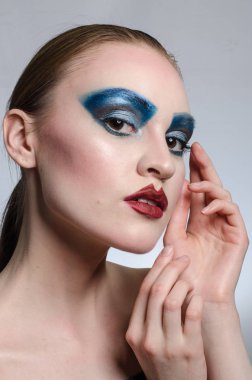 Stüdyoda makyaj güzel kız