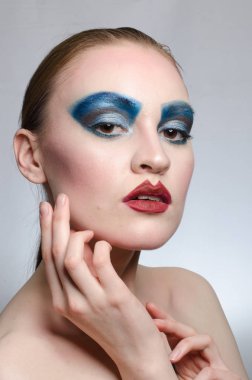 Stüdyoda makyaj güzel kız