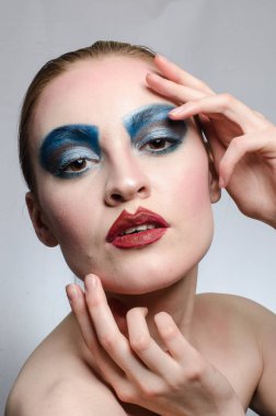 Stüdyoda makyaj güzel kız