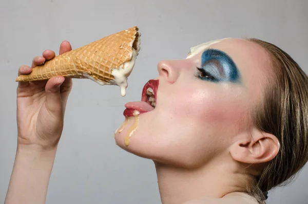 Bella Ragazza Con Gelato Studio — Foto Stock